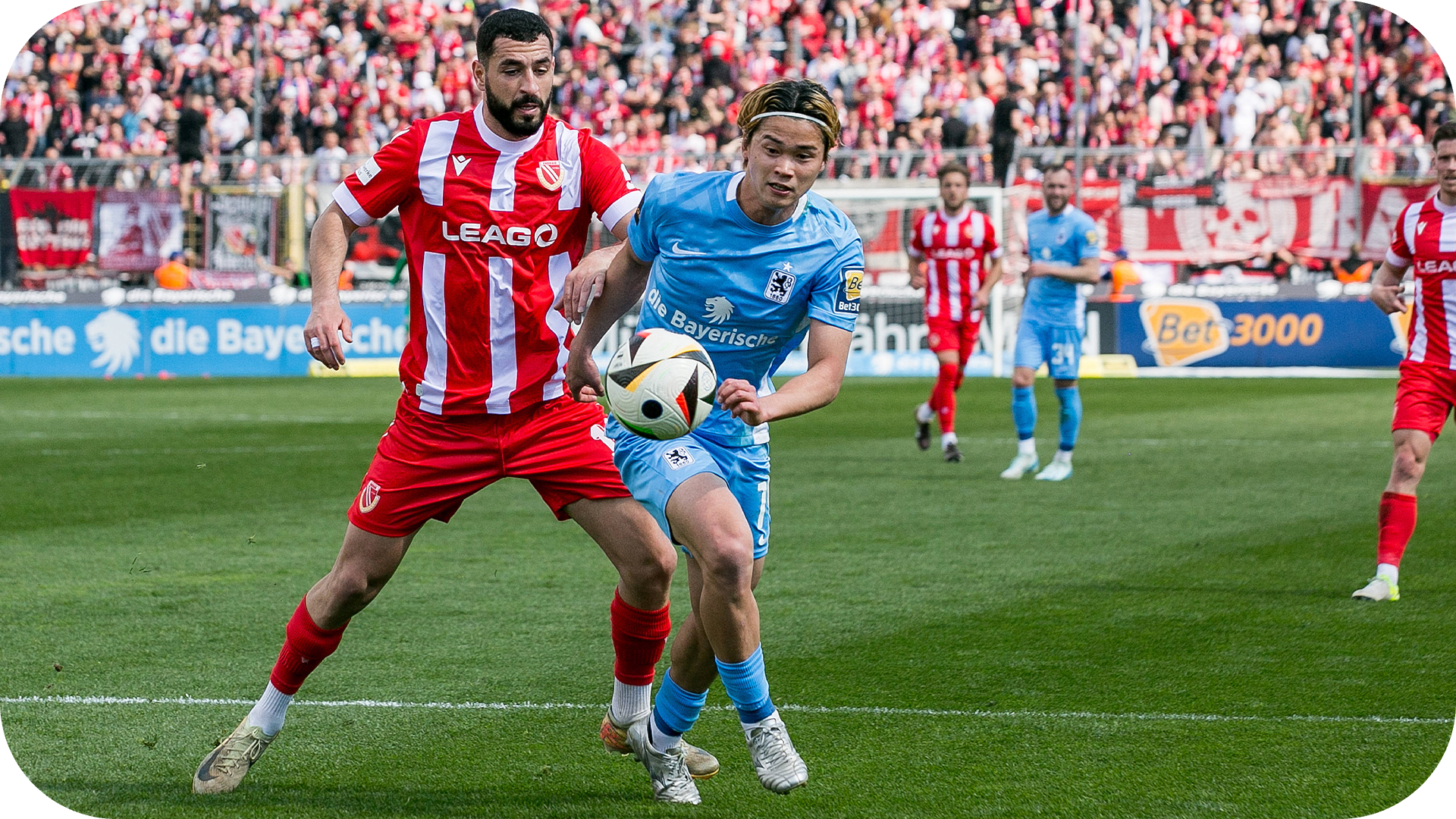 Ein Fußballspieler von Energie Cottbus und ein Spieler vom TSV 1860 München kämpfen um den Ball